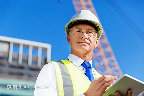 建筑工地的工程师建设者工程师建筑工人施工场景穿着安全背心记事本